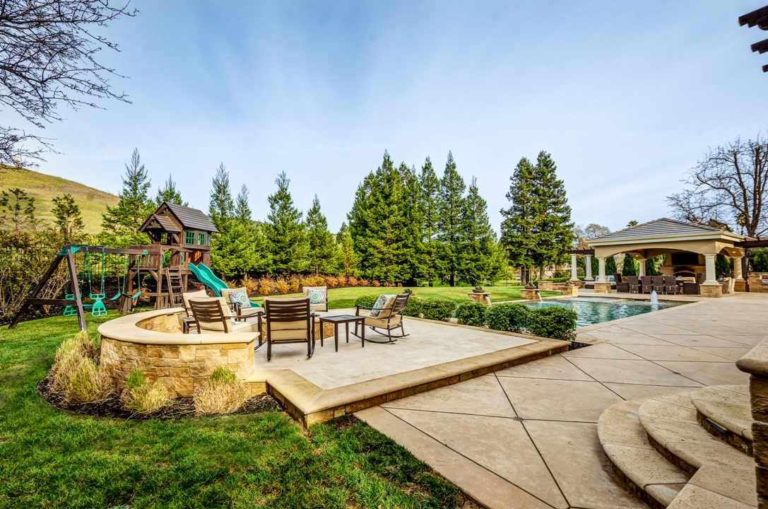 001_Firepit-Pool-and-Outdoor-Living